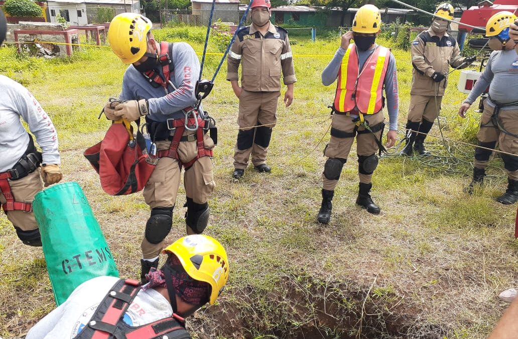 Bomberos perfeccionan habilidades y destrezas en rescate de víctimas