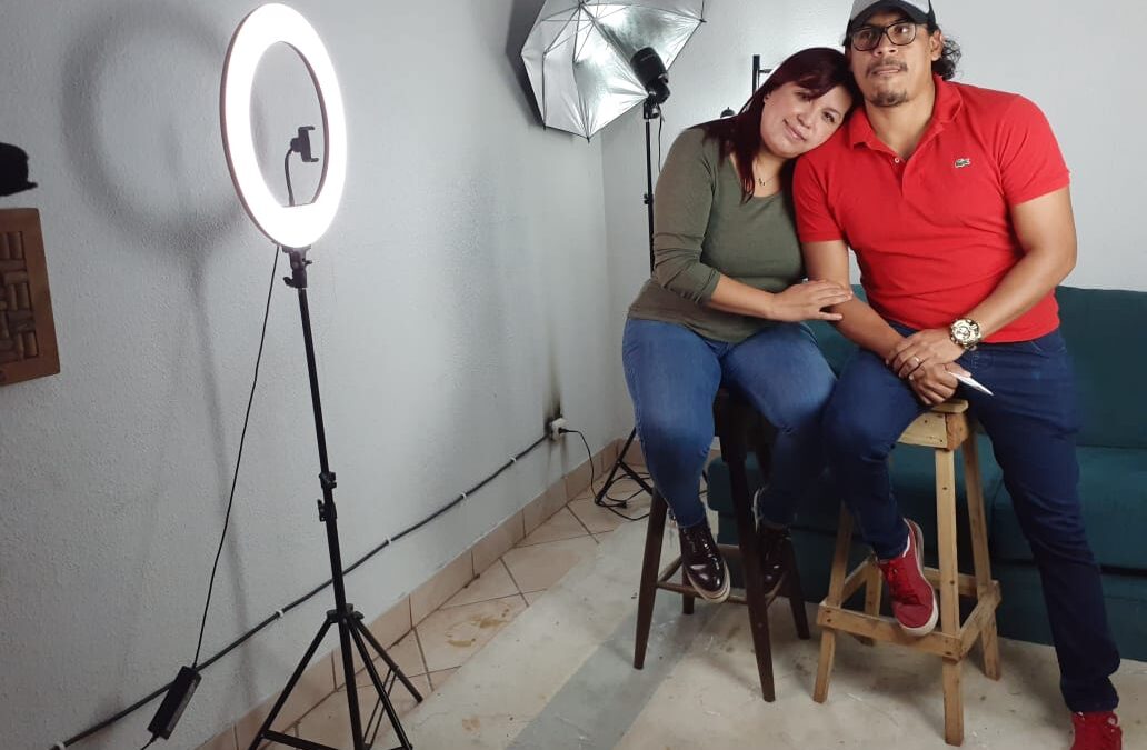 Matrimonio nicaragüense le canta a Dios