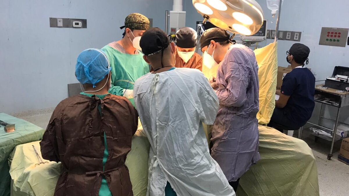 Operan a 25 pacientes por hernias y vesículas