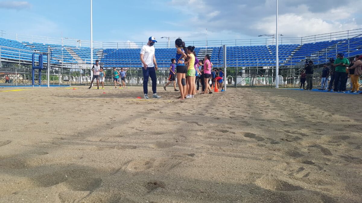 Inauguran academia de voleibol de playa en Managua