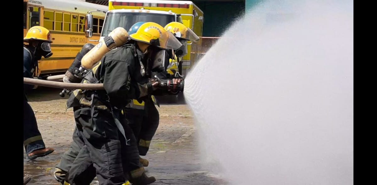 Nuevos bomberos demuestran sus capacidades para atender emergencias