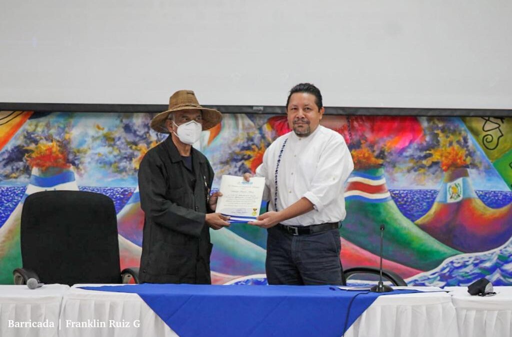 Nicaragua reduce analfabetismo en pueblos originarios
