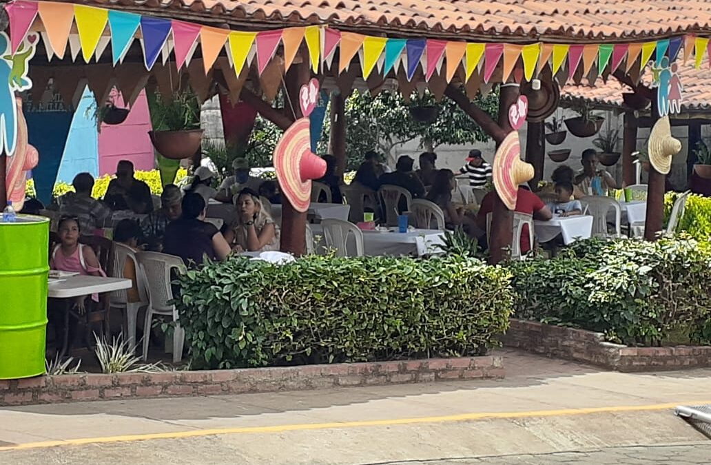 Encuentre variedad de platillos para almorzar en Parque de Ferias
