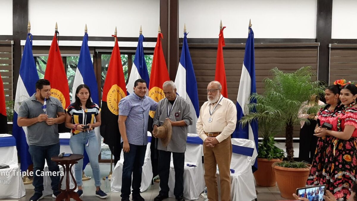 Profesores Miguel De Castilla y Orlando Pineda reciben medallas de jóvenes nicaragüenses