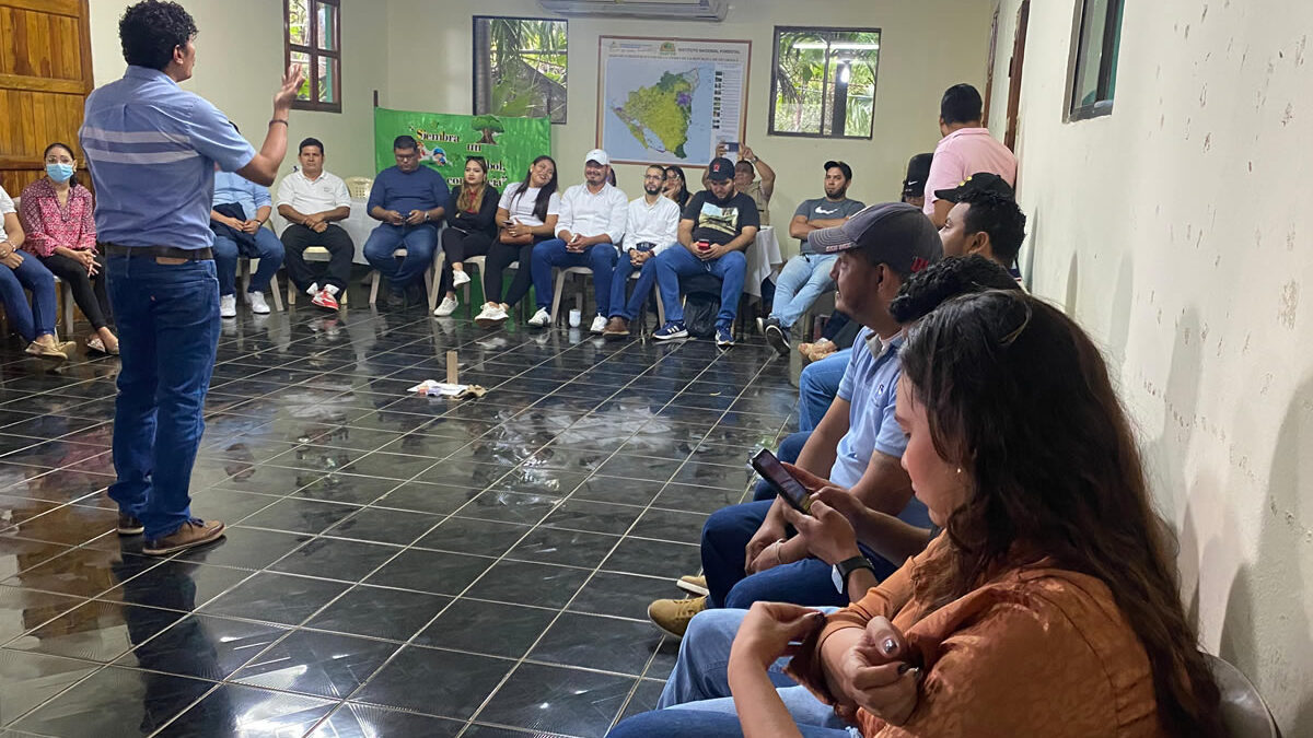 Jóvenes participan en el primer taller sobre manejo adecuado de residuos