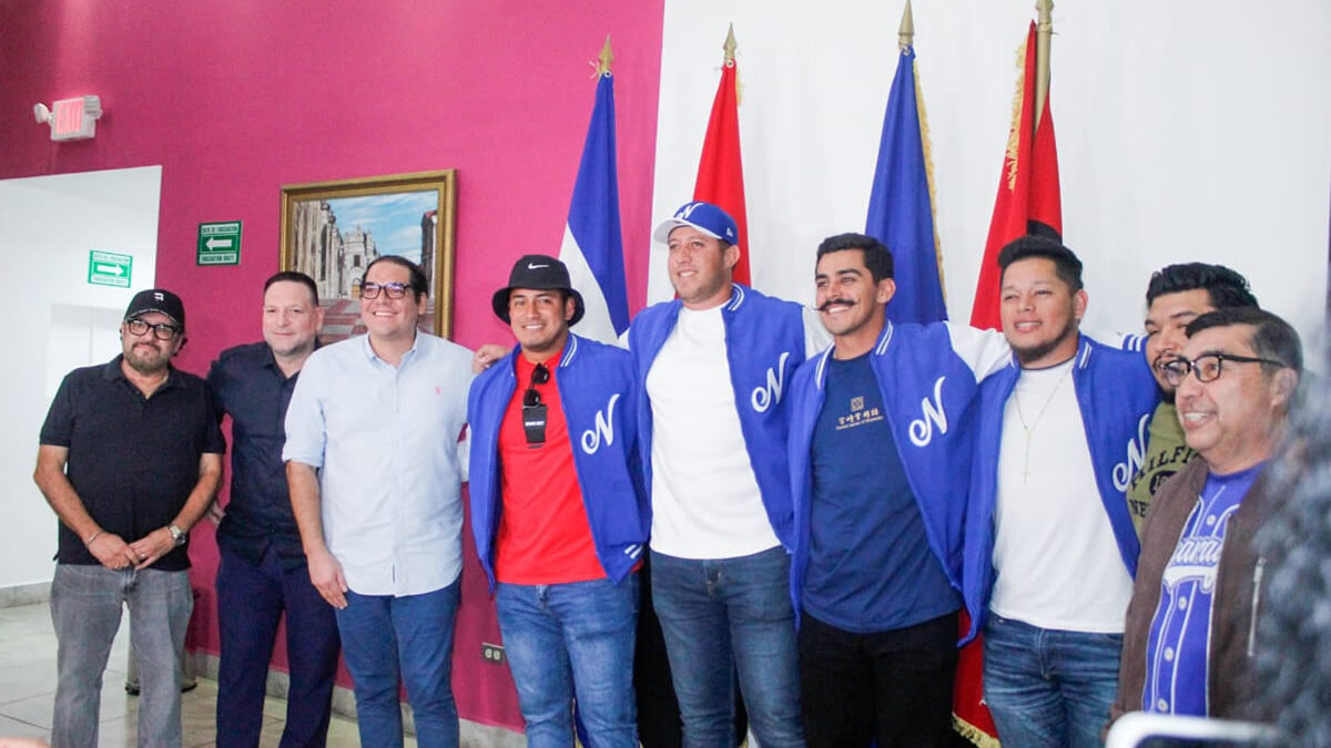 Autoridades reciben a los seleccionados nacionales clasificados al Mundial de Béisbol 2026